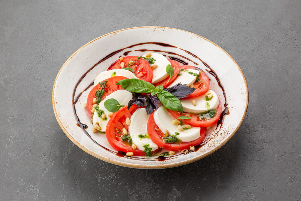 Rucola Tomaten Mozzarella Pinienkerne Salat